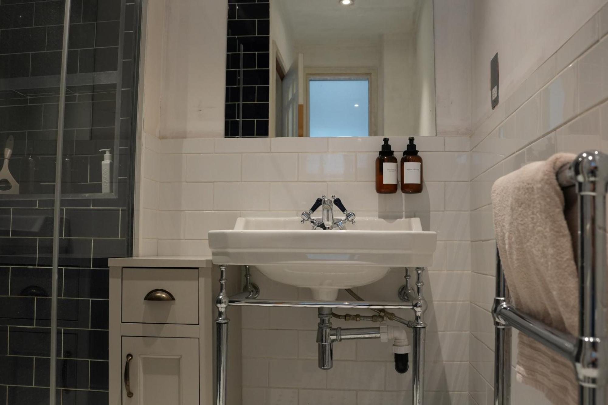 Stylish-Brockley-Entire Place Apartment Лондон Екстериор снимка